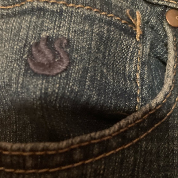 Size 10 Women’s Gloria Vanderbilt jeans with buttons on the 2 back pockets - Picture 3 of 5